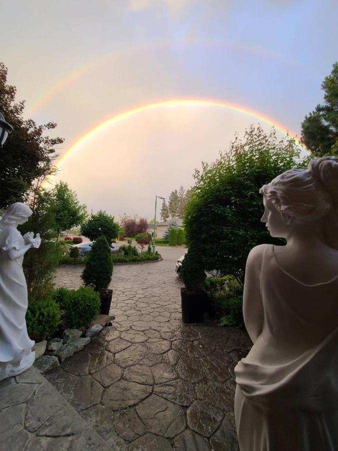 Villa Bellissimo Frantalia - La Galleriseum Versaliere Келоуна Экстерьер фото