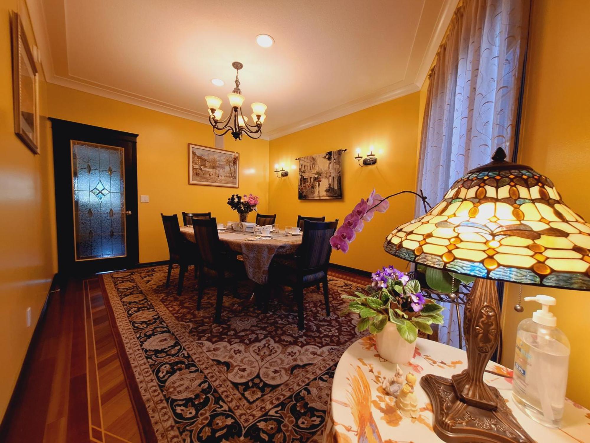 Villa Bellissimo Frantalia - La Galleriseum Versaliere Келоуна Экстерьер фото